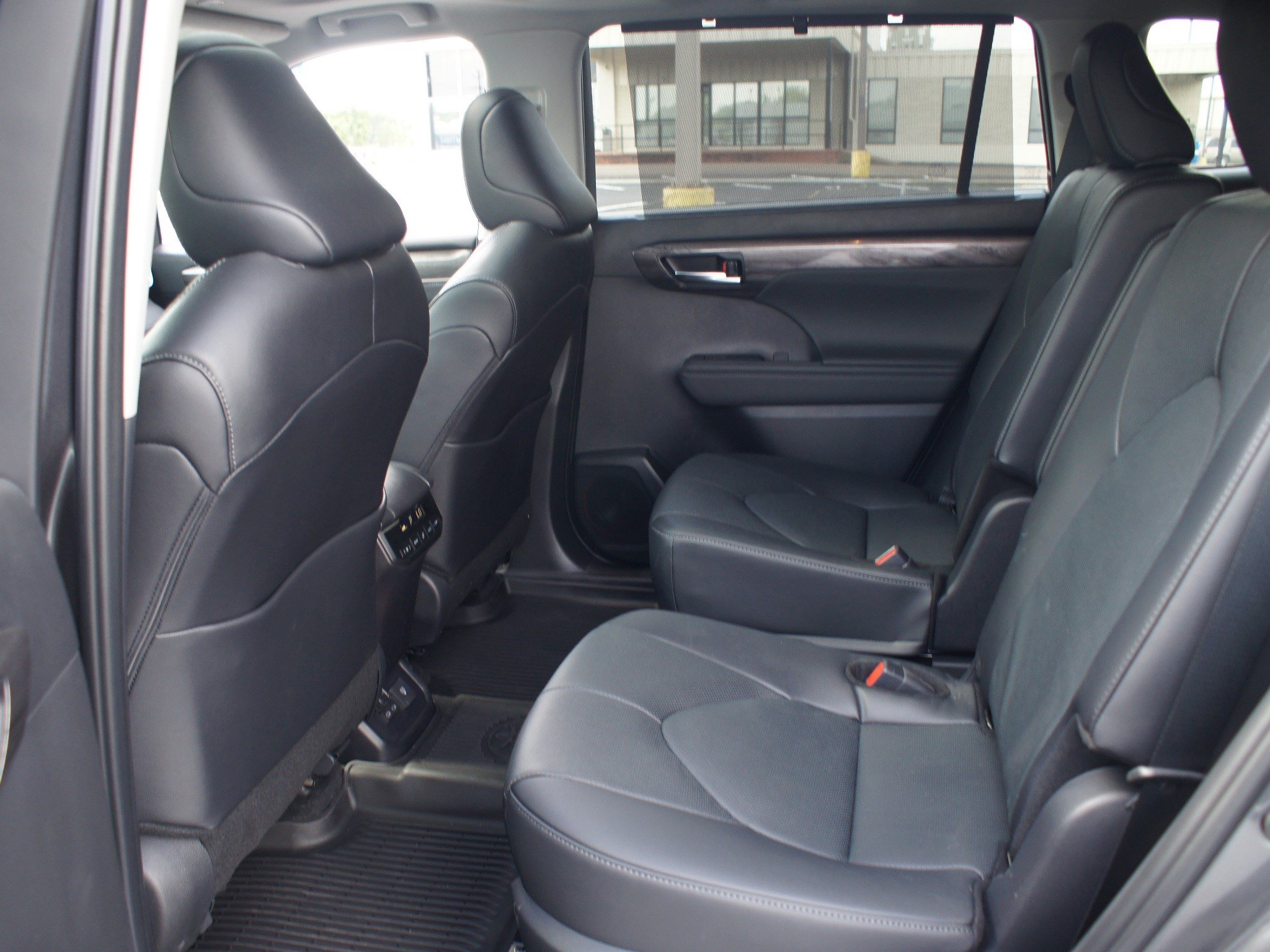 Used 2025 Toyota Highlander Limited AWD/4WD image 15