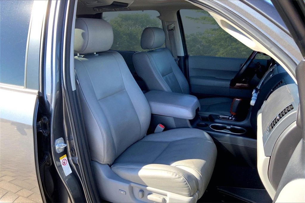 Used 2020 Toyota Sequoia Platinum image 30