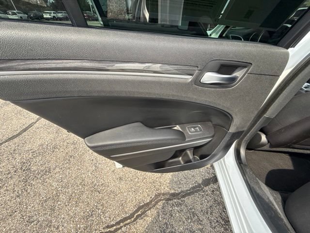 Used 2019 Chrysler 300 Touring w/ Chrome Appearance Package RWD image 28