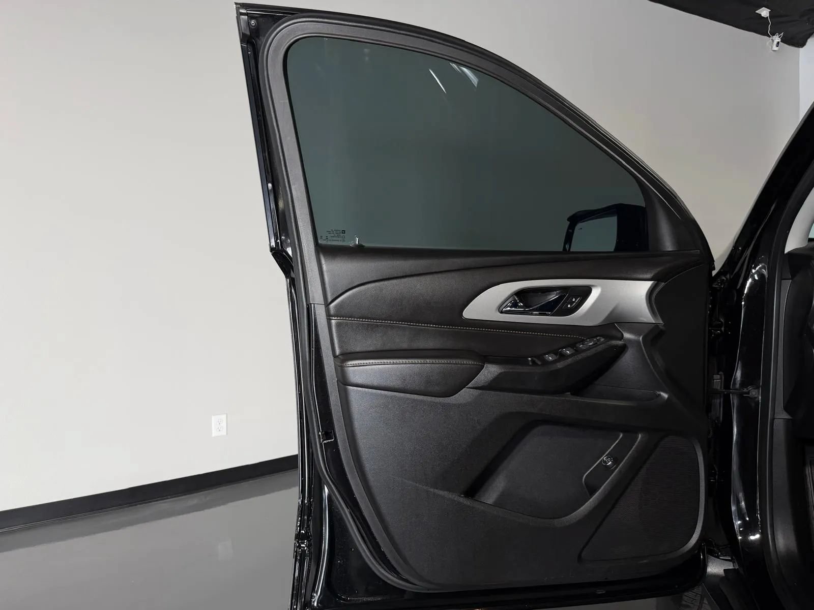 Used 2020 Chevrolet Traverse LT w/ LPO, Cargo Package FWD image 26