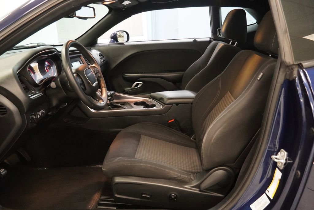 Used 2015 Dodge Challenger SXT RWD image 5