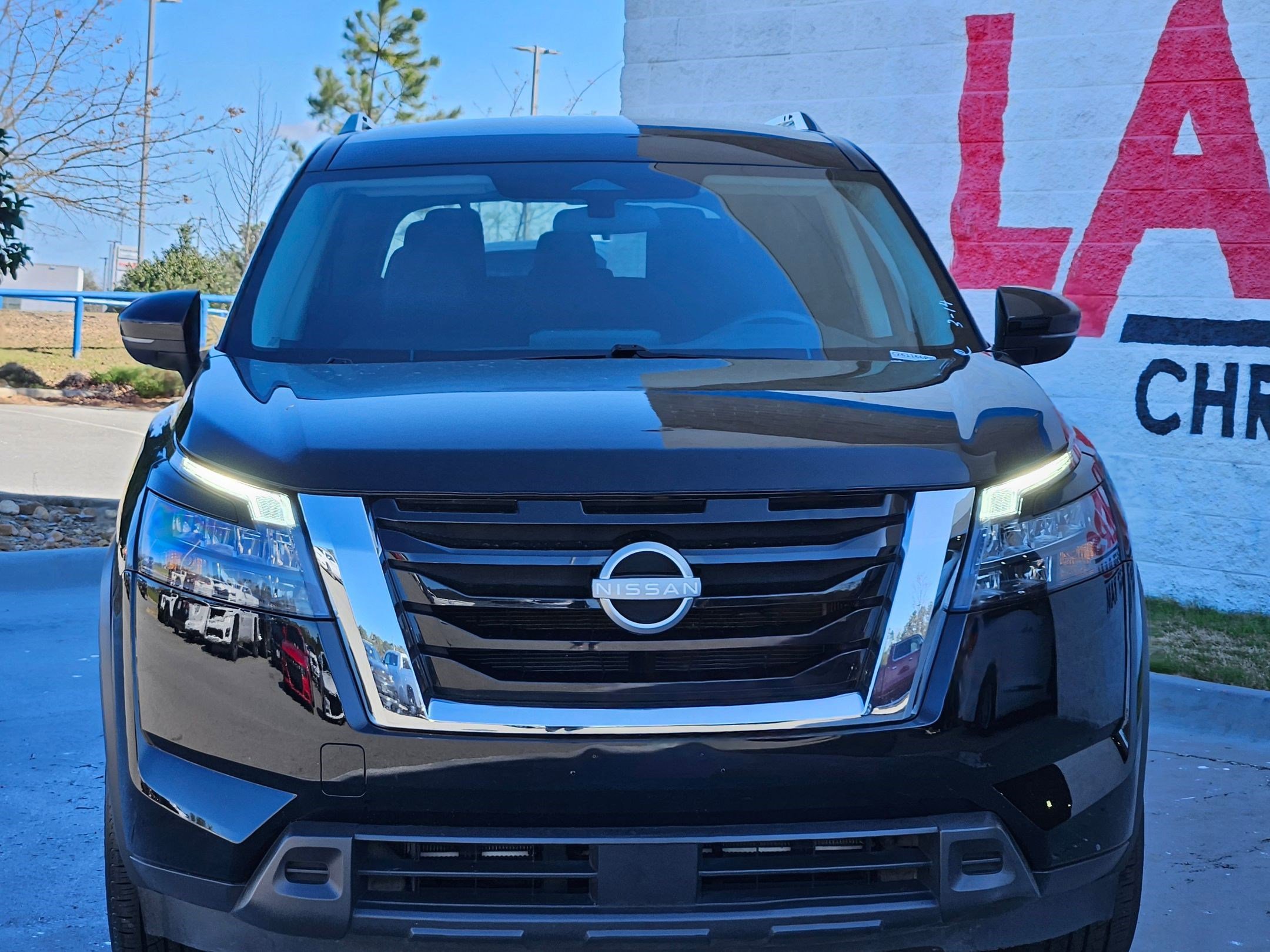 Used 2024 Nissan Pathfinder SV image 2