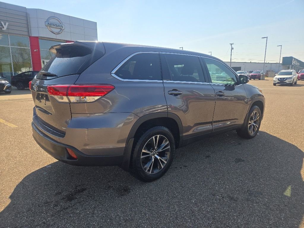 Used 2019 Toyota Highlander LE AWD/4WD image 7