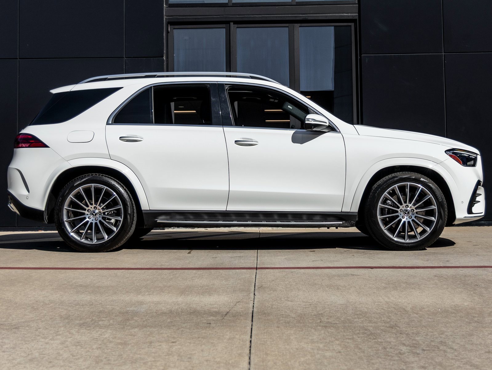 Used 2024 Mercedes-Benz GLE 450 4MATIC w/ AMG Line Exterior image 10