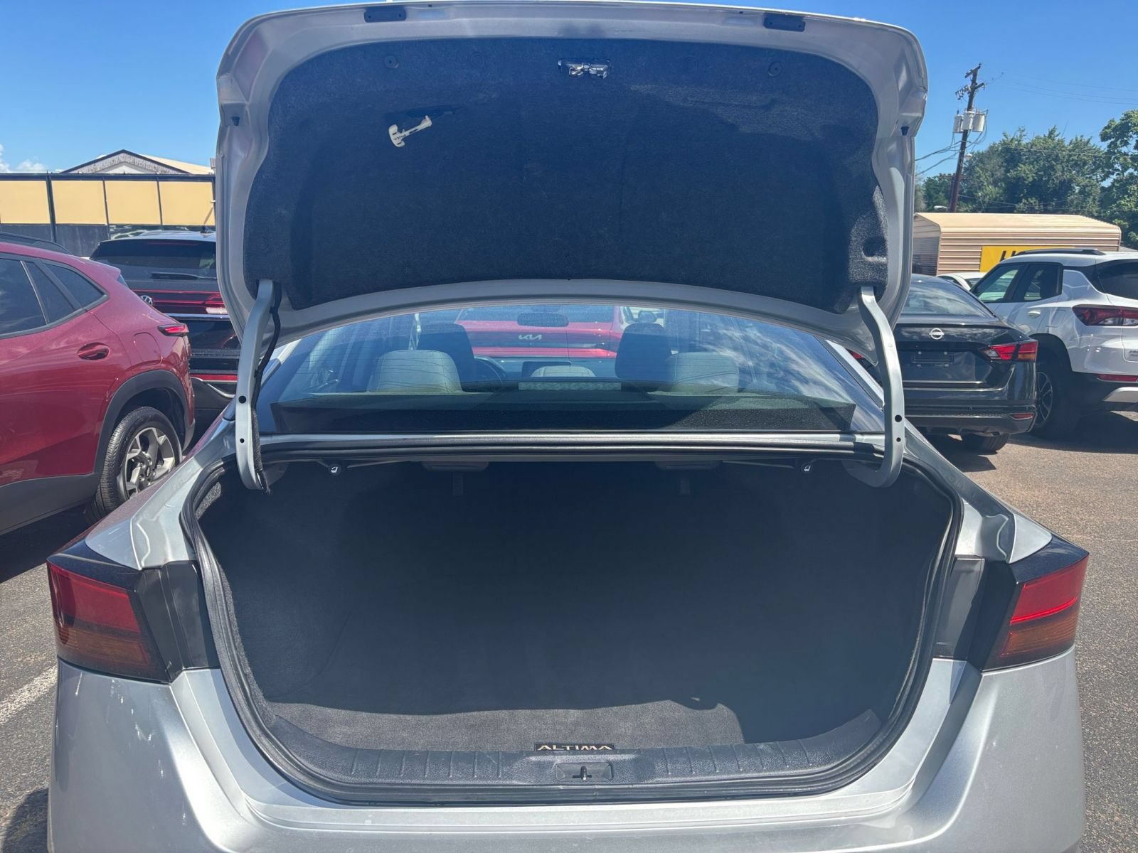 Used 2025 Nissan Altima 2.5 SV FWD image 29