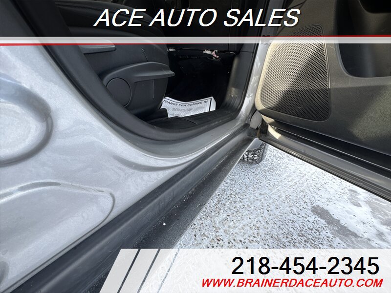 Used 2019 Jeep Cherokee Trailhawk w/ Cold Weather Group image 18