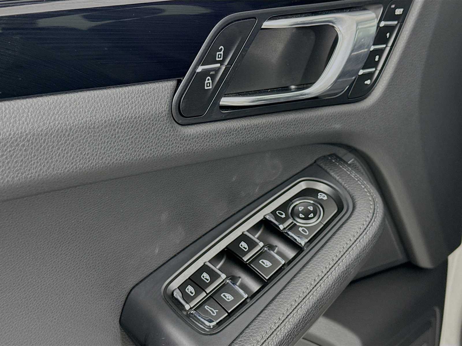 Certified 2025 Porsche Macan AWD/4WD image 11