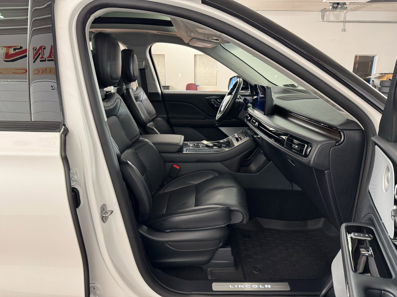 Used 2025 Lincoln Aviator Reserve w/ Equipment Group 201A image 44