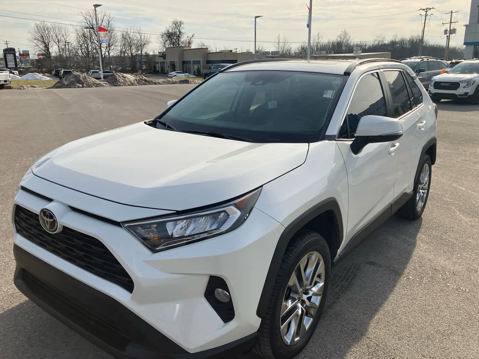 Used 2021 Toyota RAV4 XLE Premium image 3