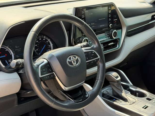 Used 2021 Toyota Highlander XLE FWD image 21