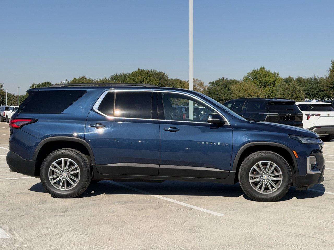 Used 2023 Chevrolet Traverse LT FWD image 3
