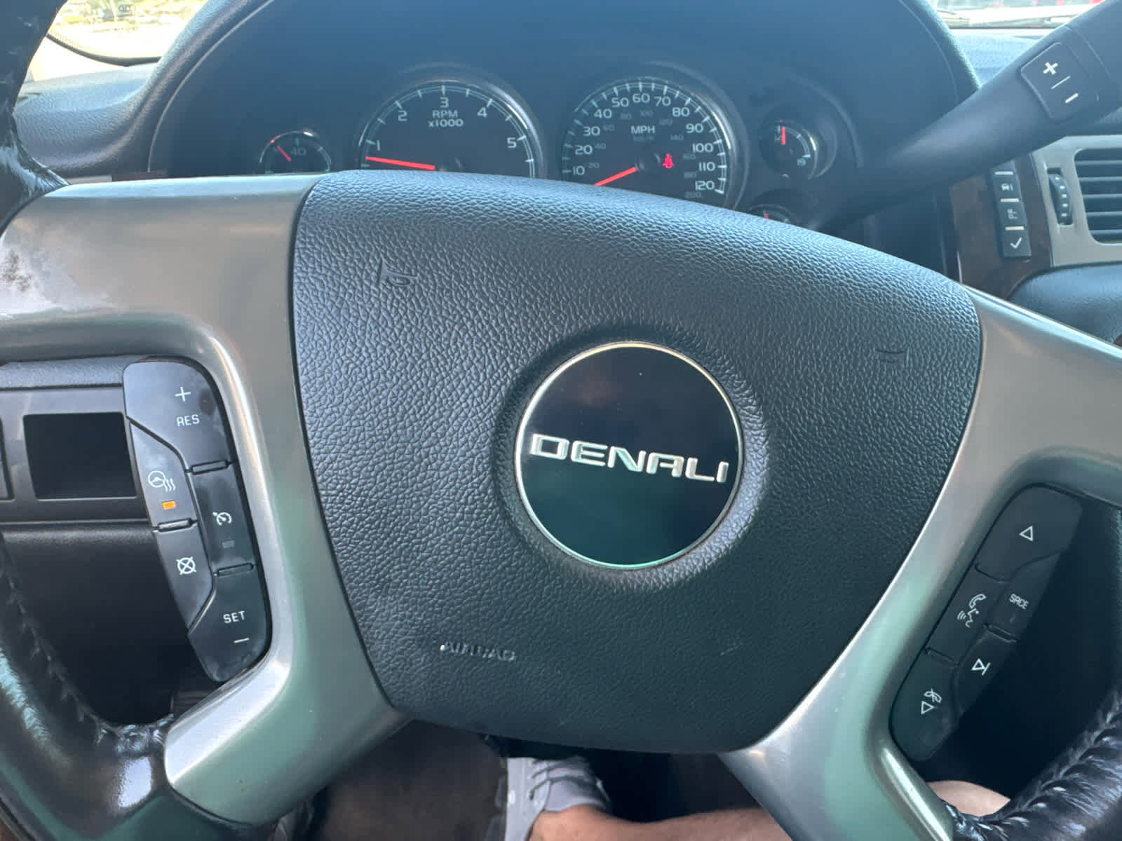 Used 2010 GMC Yukon XL Denali RWD image 8