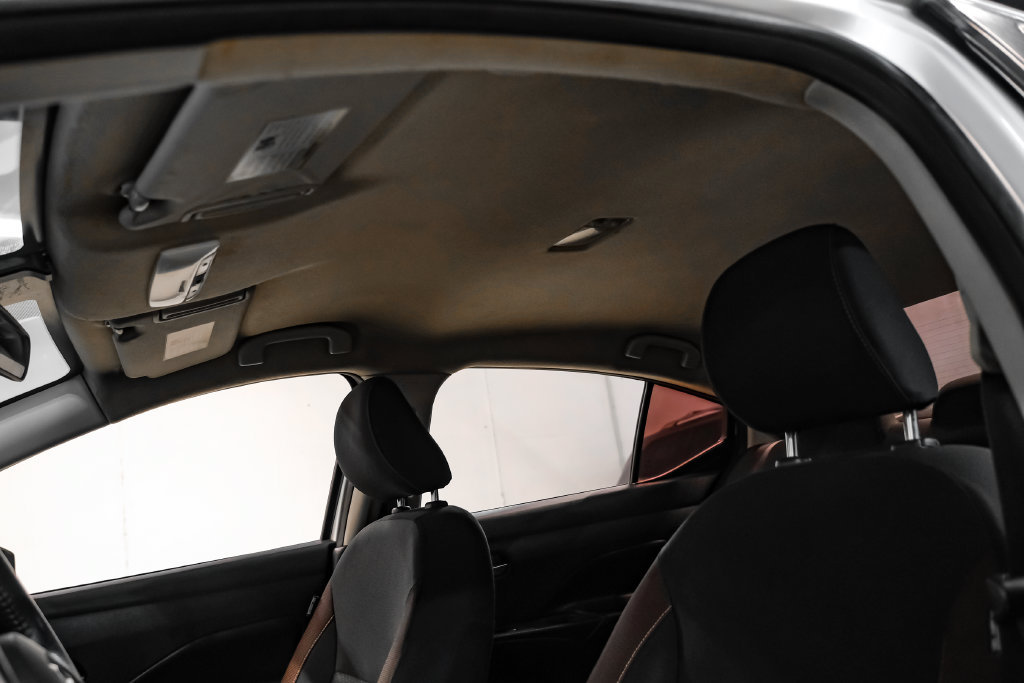 Used 2020 Nissan Versa SR FWD image 27