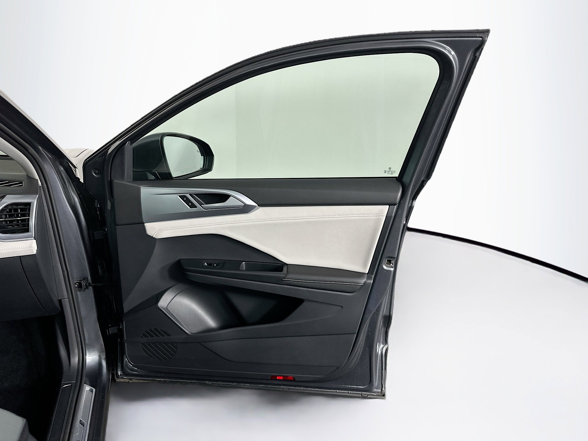 Used 2025 Volkswagen Taos SE image 31