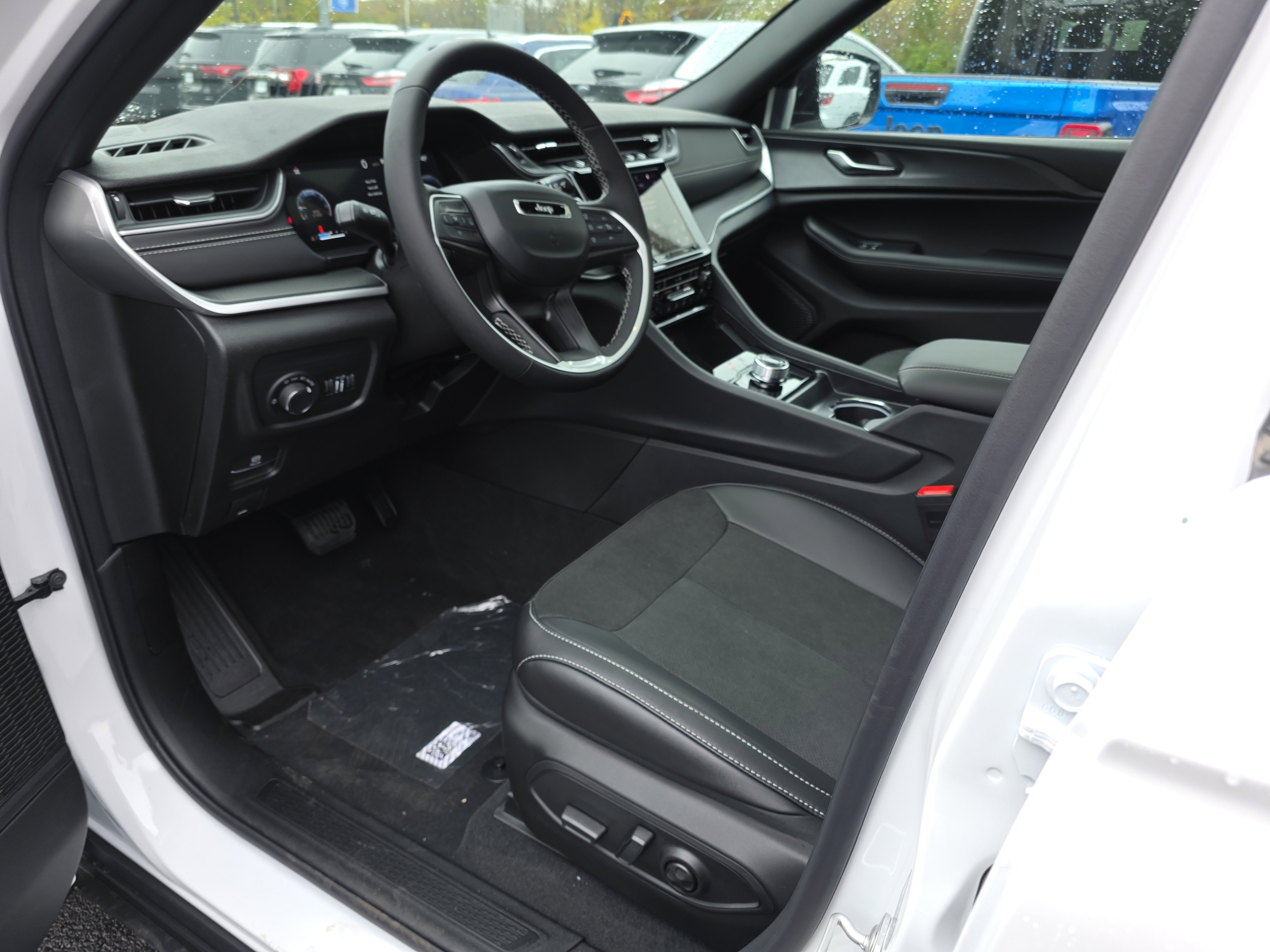 New 2025 Jeep Grand Cherokee Altitude image 3