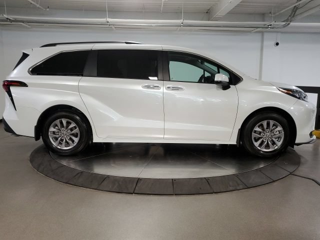 Used 2026 Toyota Sienna XLE AWD/4WD image 9
