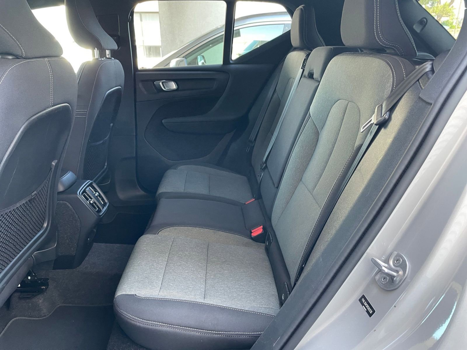 Used 2024 Volvo XC40 B5 Core image 28