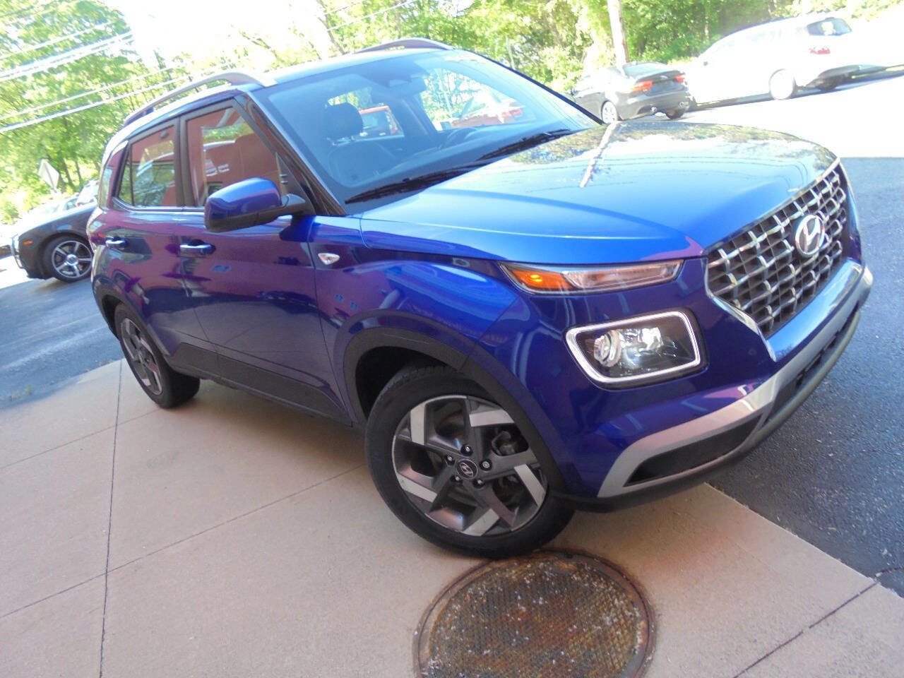 Used 2024 Hyundai Venue Limited FWD image 2
