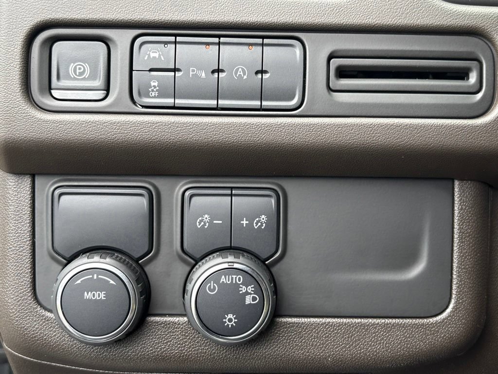 Used 2024 Chevrolet Suburban LT RWD image 11