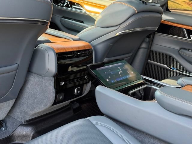 Used 2023 Jeep Grand Wagoneer Series III AWD/4WD image 28