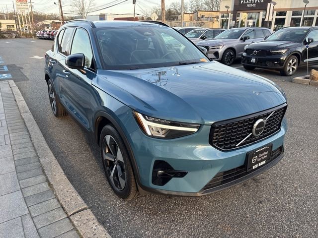 Used 2025 Volvo XC40 B5 Plus image 7