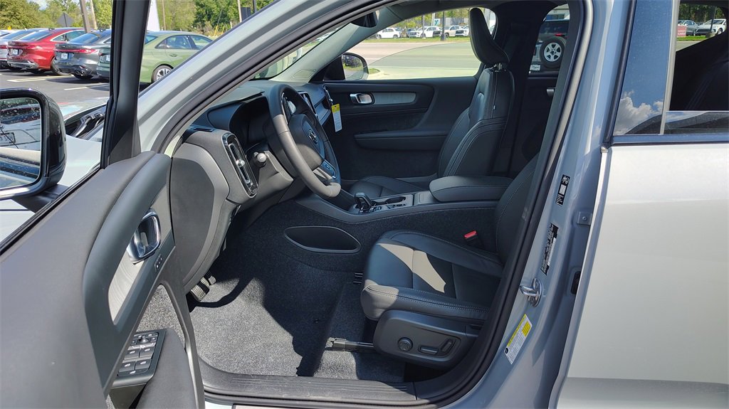 New 2026 Volvo XC40 B5 Core w/ Climate Package image 7