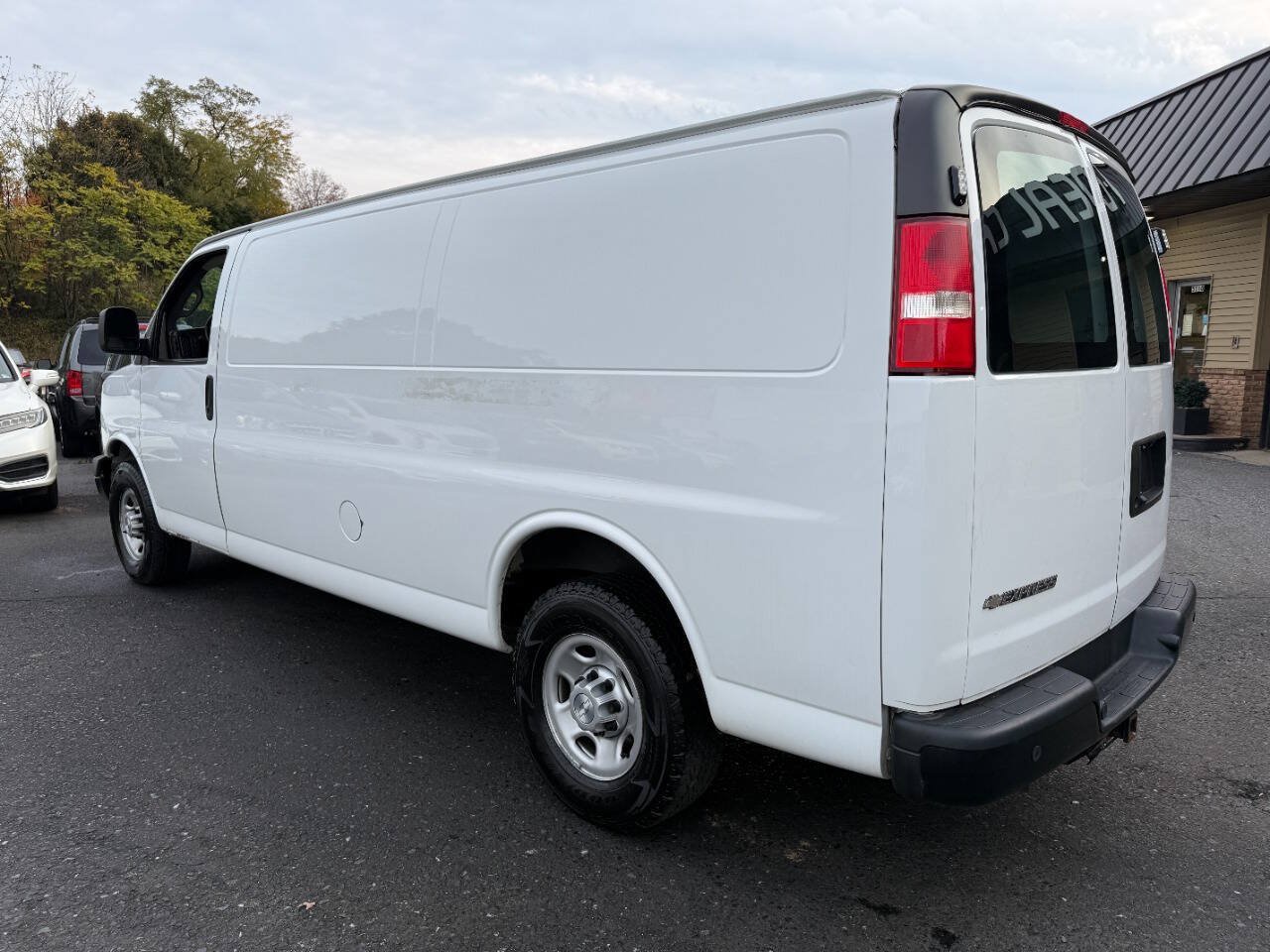 Used 2019 Chevrolet Express 3500 Extended w/ Driver Convenience Package RWD image 7