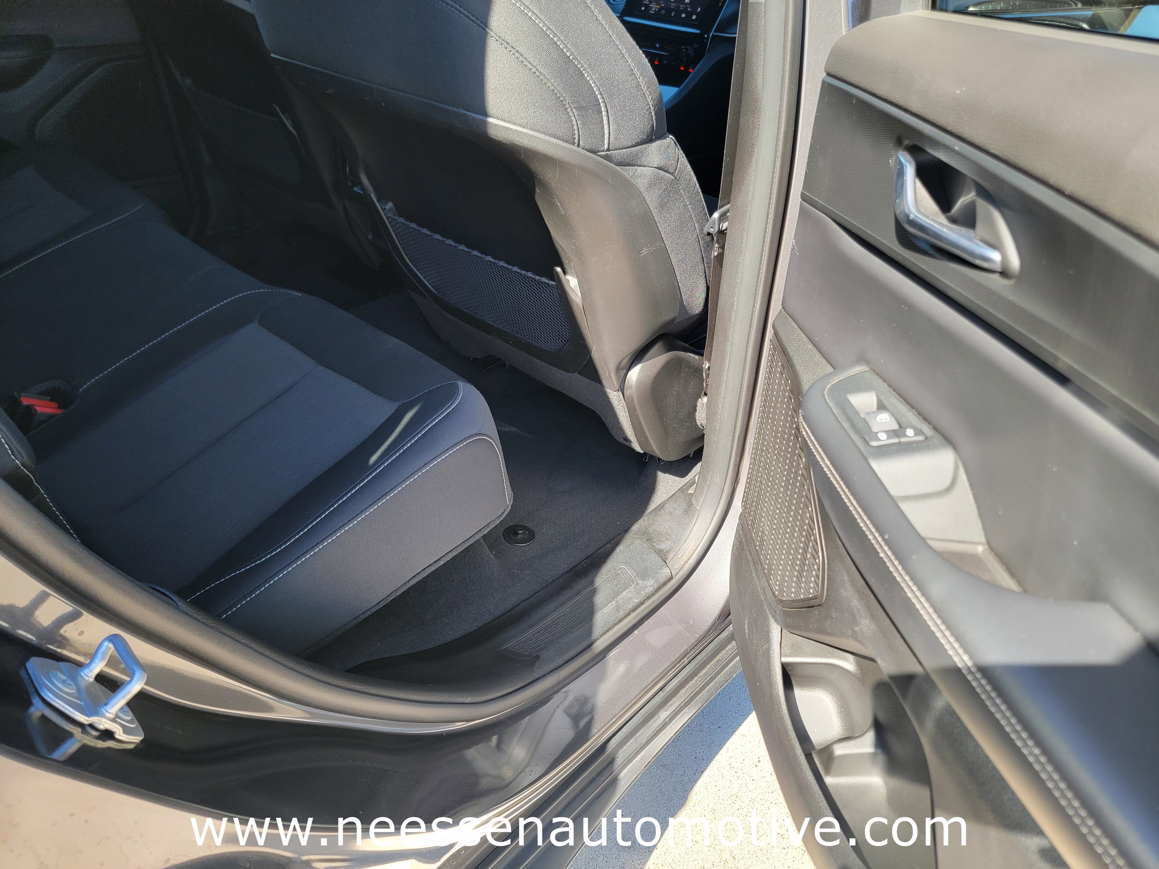 Used 2025 Jeep Grand Cherokee Laredo image 11