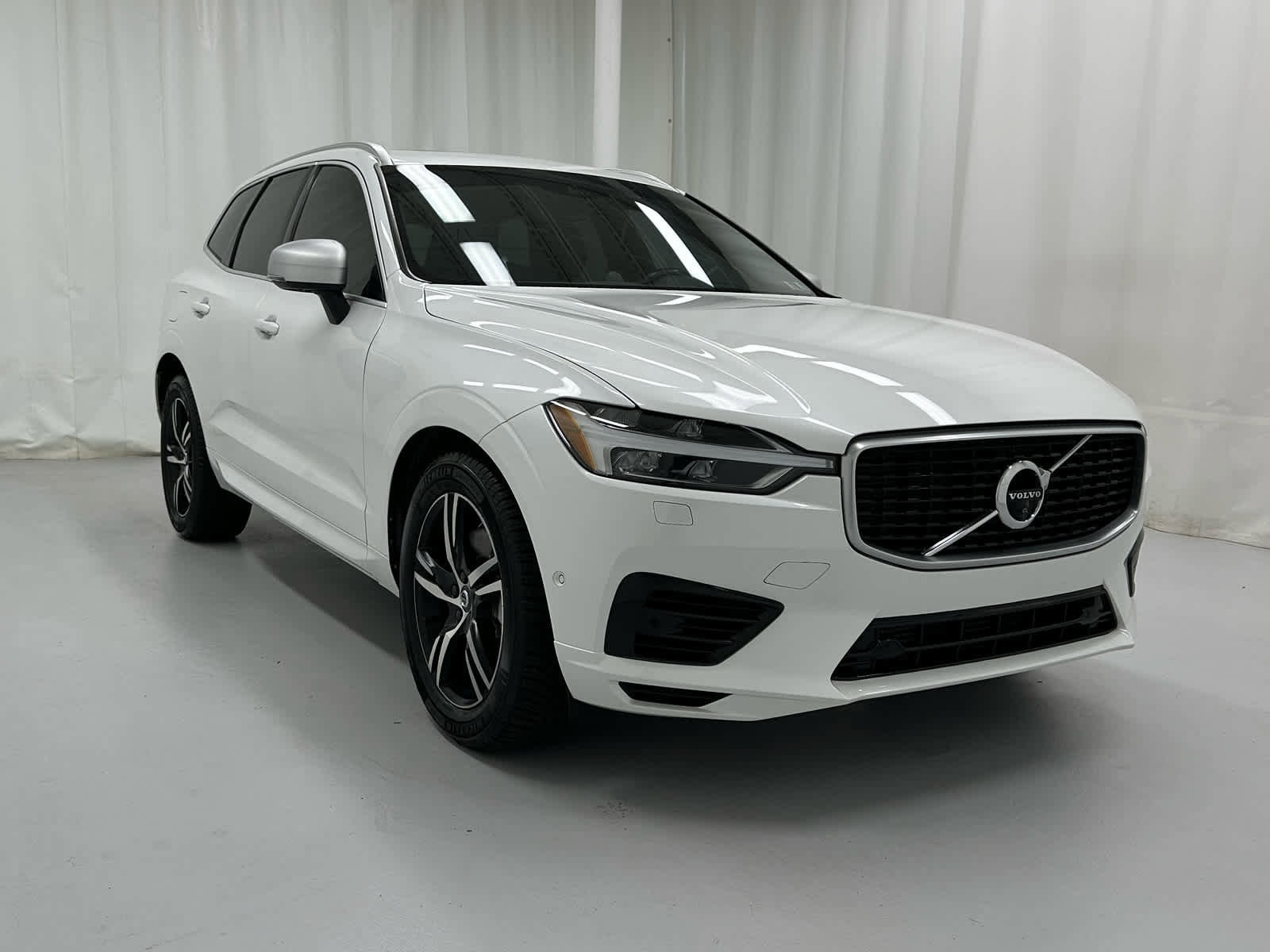 Used 2018 Volvo XC60 T8 R-Design w/ Convenience Package image 1
