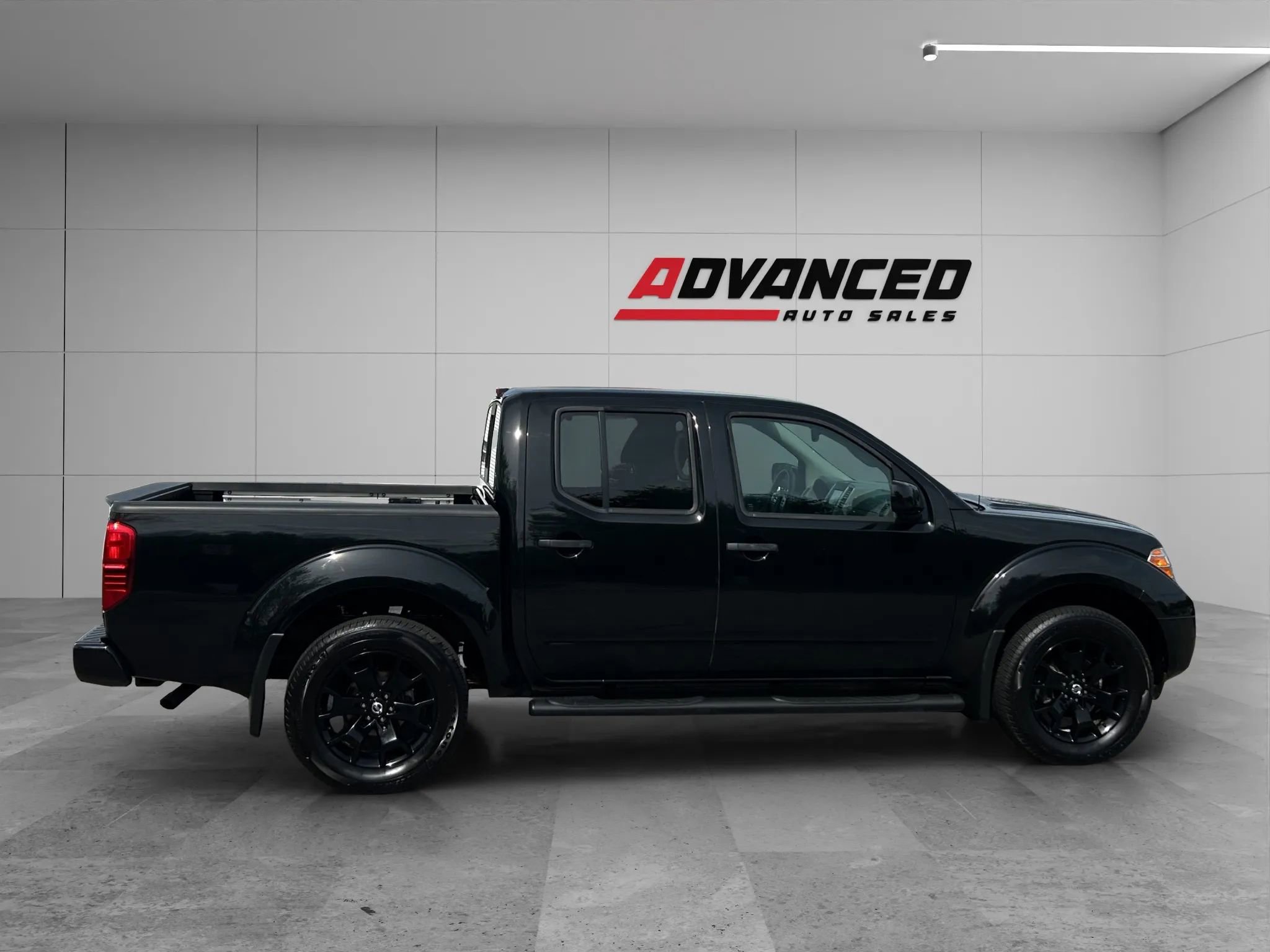 Used 2021 Nissan Frontier SV w/ Midnight Edition Floor Mats image 8