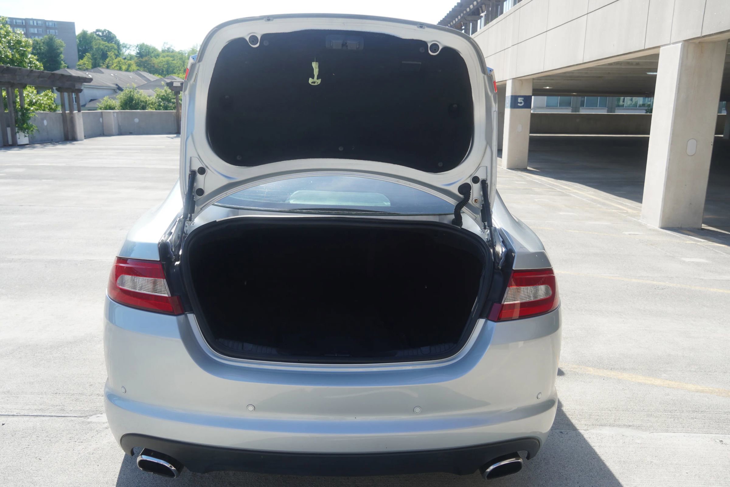 Used 2011 Jaguar XF Premium RWD image 30