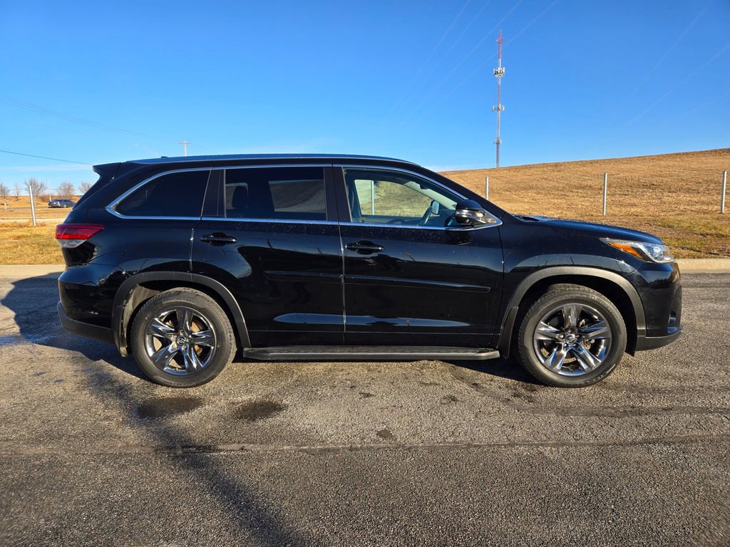 Used 2019 Toyota Highlander Limited Platinum image 2