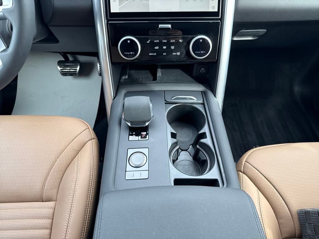 New 2024 Land Rover Discovery Dynamic SE image 24