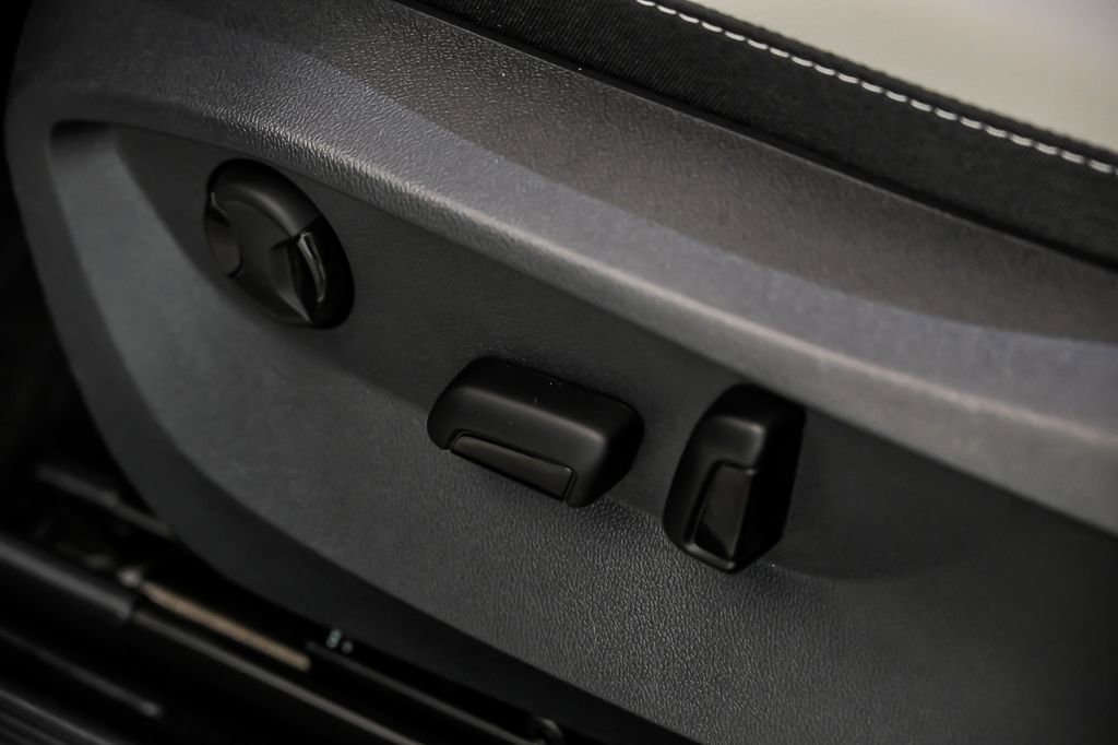 Used 2025 Volkswagen Taos SE w/ Panoramic Sunroof Package AWD/4WD image 17