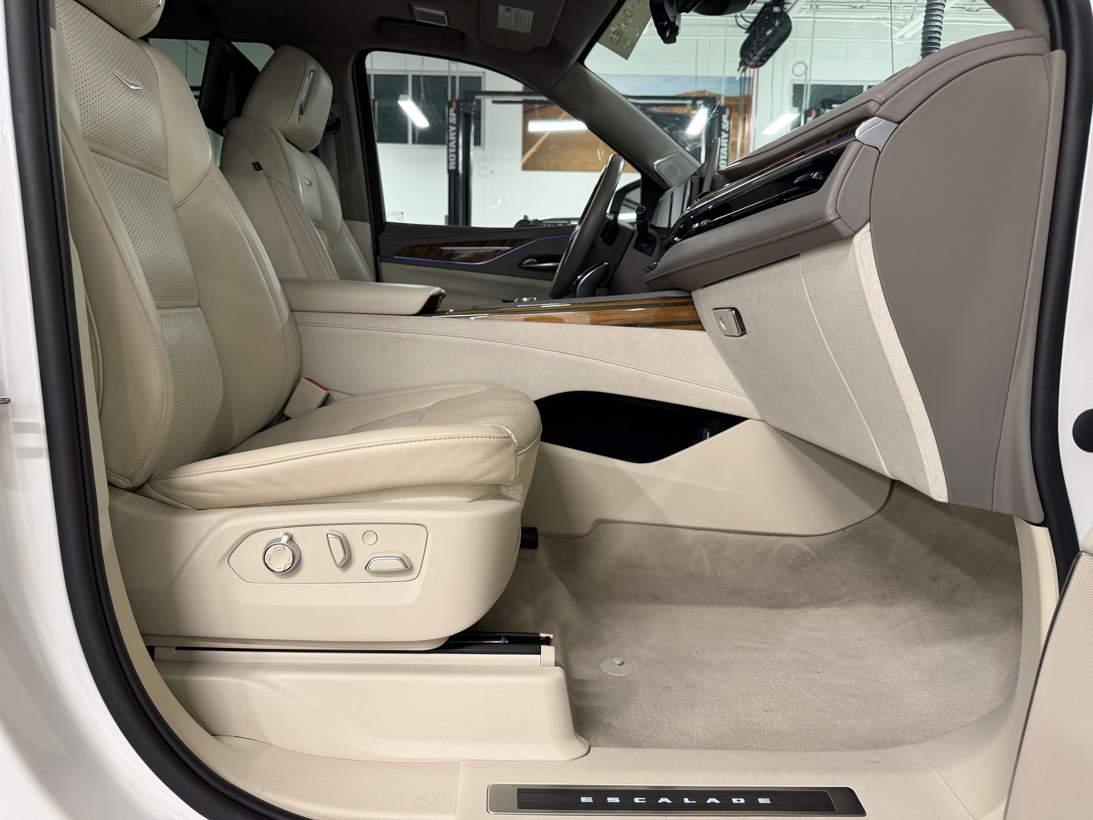 Certified 2023 Cadillac Escalade Sport Platinum w/ LPO, ONYX Package AWD/4WD image 29
