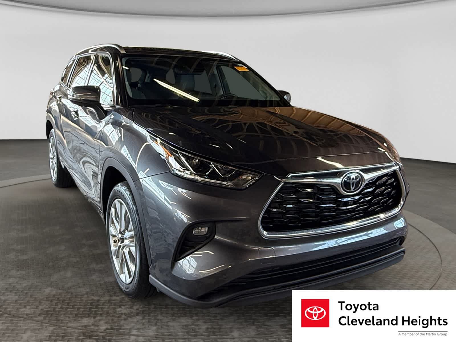 Used 2023 Toyota Highlander Limited FWD image 1
