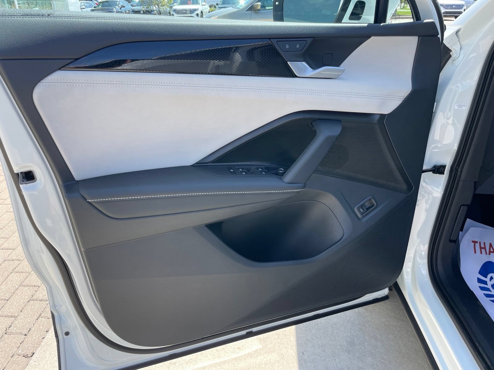 Certified 2025 Volkswagen Tiguan SE FWD image 14