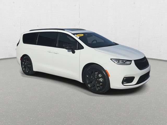 Used 2025 Chrysler Pacifica Limited FWD image 3