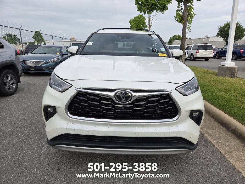 Used 2021 Toyota Highlander Platinum FWD image 2
