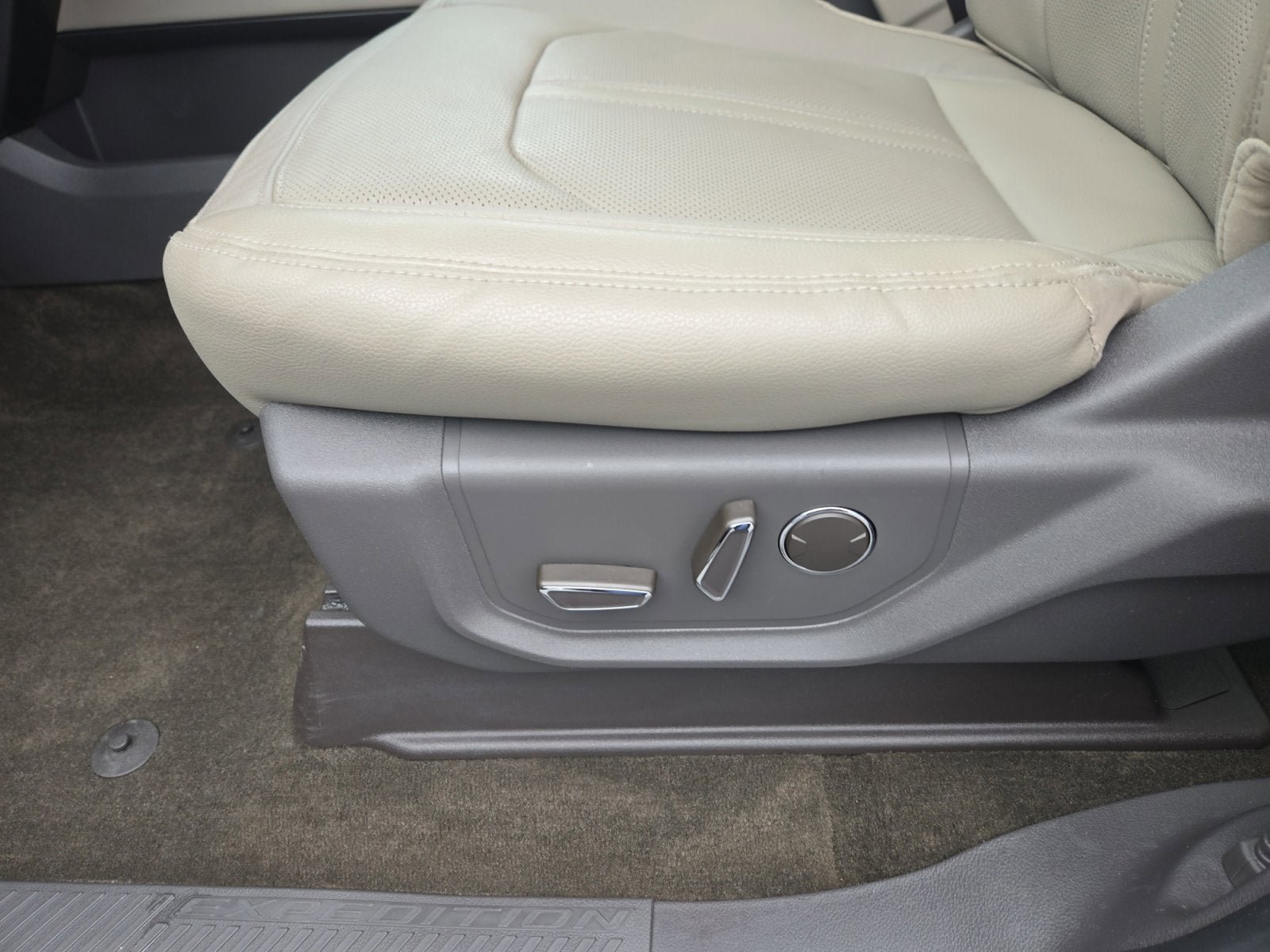 Used 2020 Ford Expedition Limited w/ Equipment Group 301A image 12