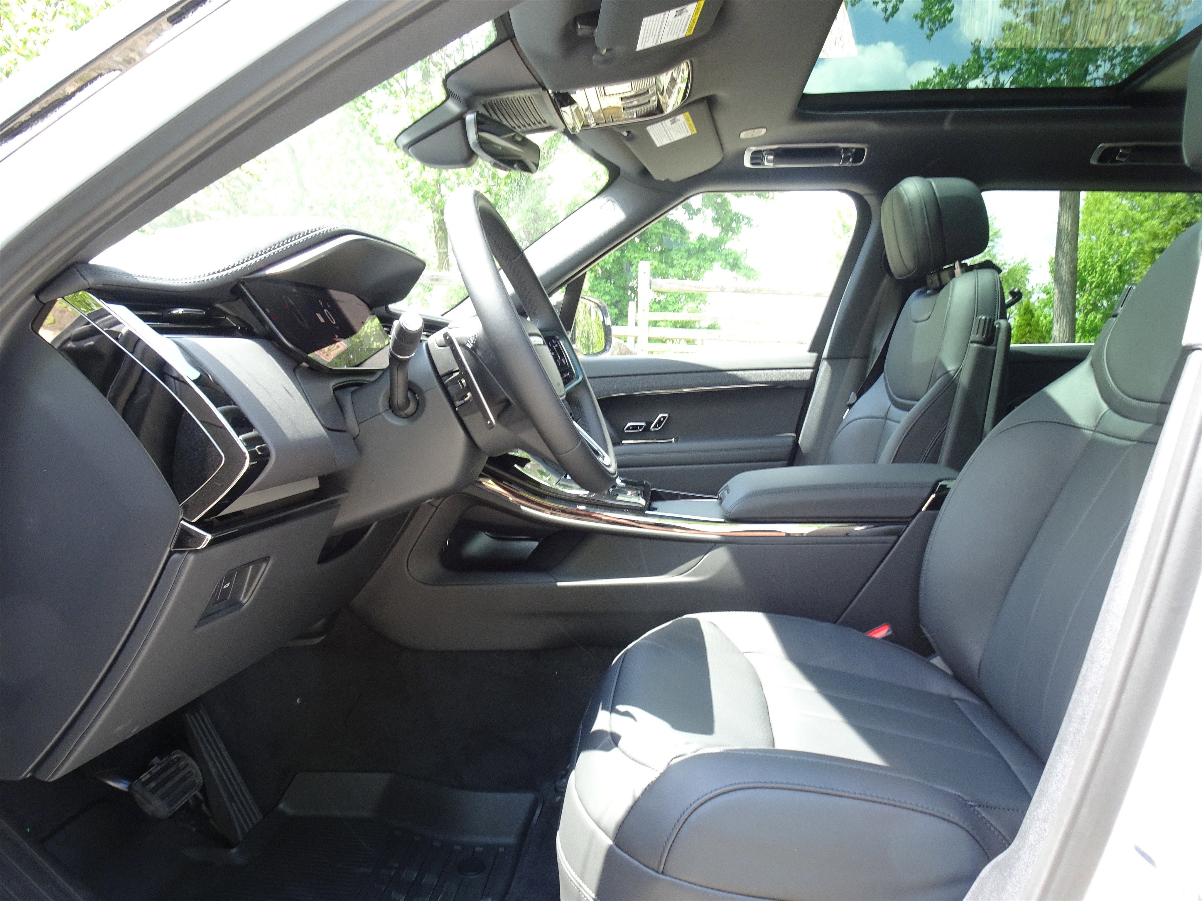 New 2026 Land Rover Range Rover Sport SE AWD/4WD image 2