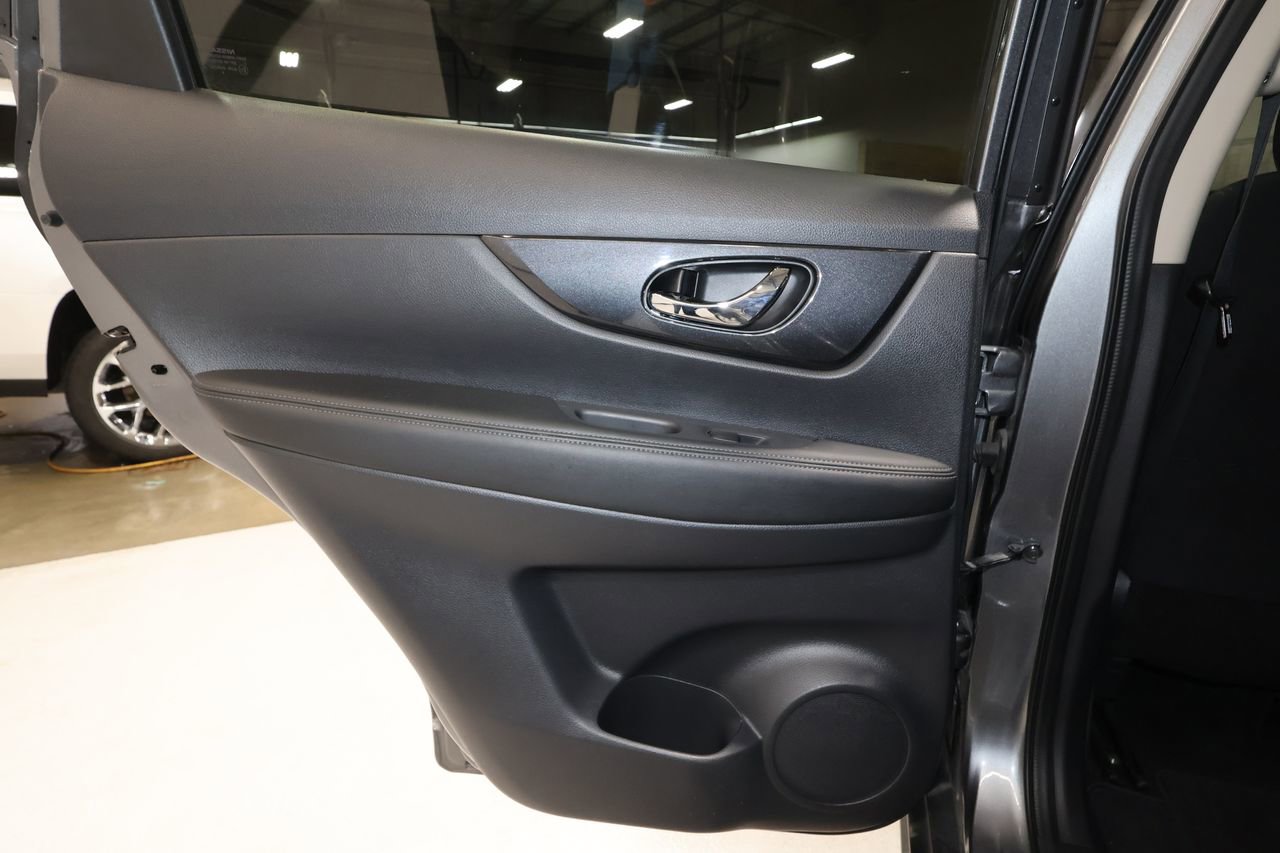 Used 2017 Nissan Rogue SV w/ SV Premium Package image 21