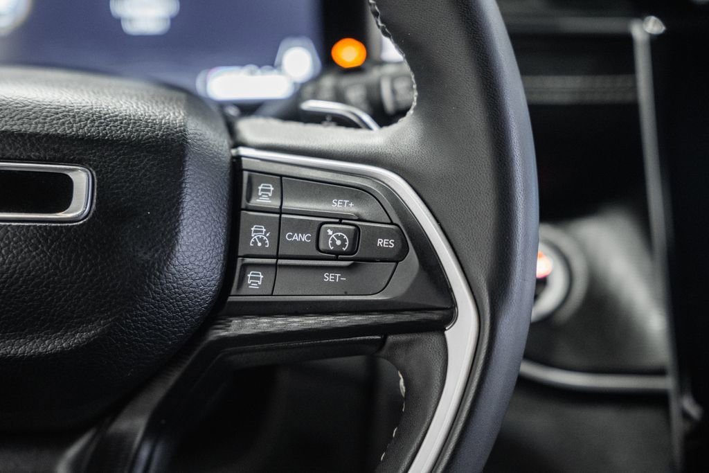 Used 2024 Jeep Grand Cherokee L Laredo image 32