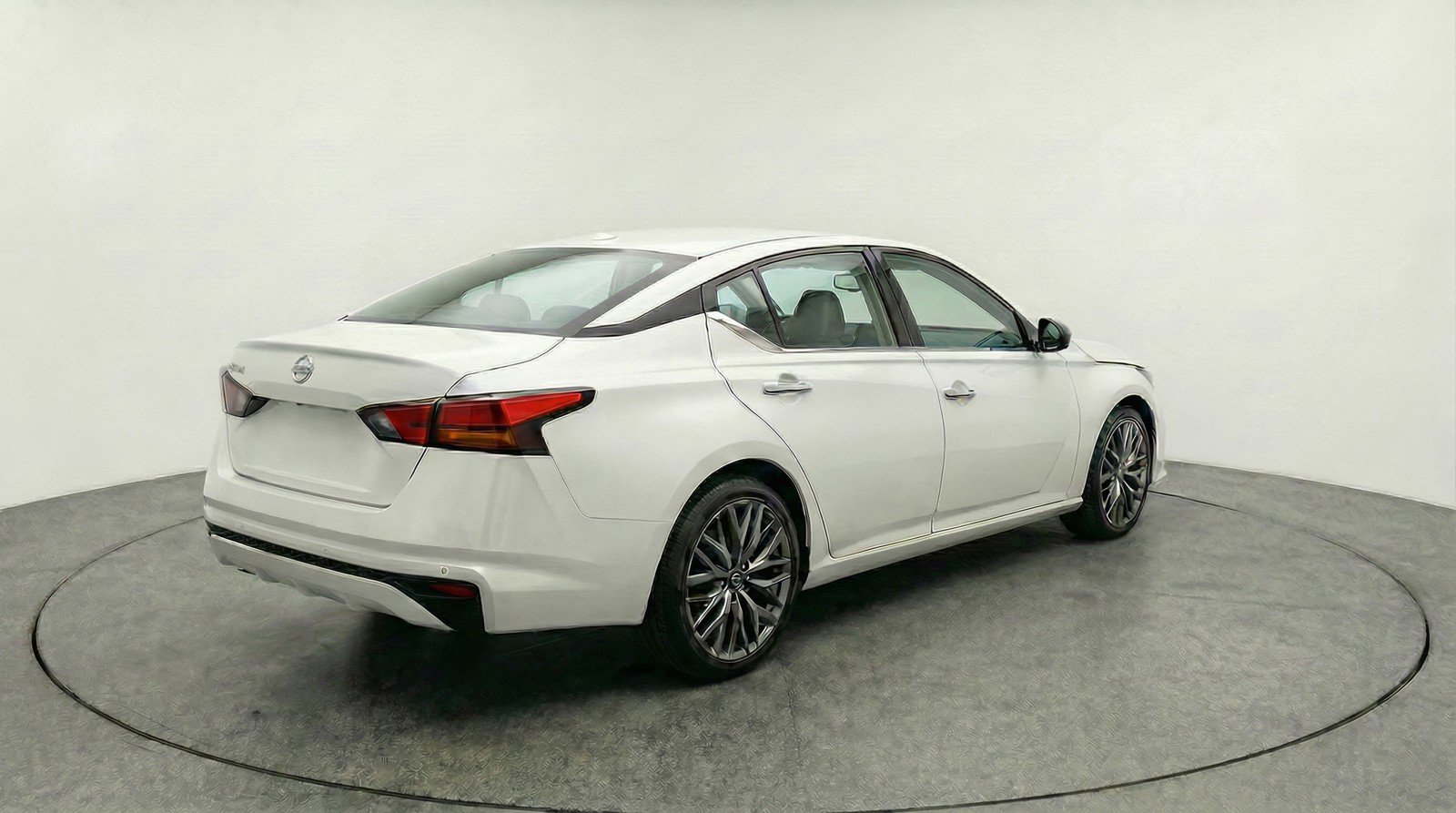 Used 2025 Nissan Altima 2.5 SV image 9