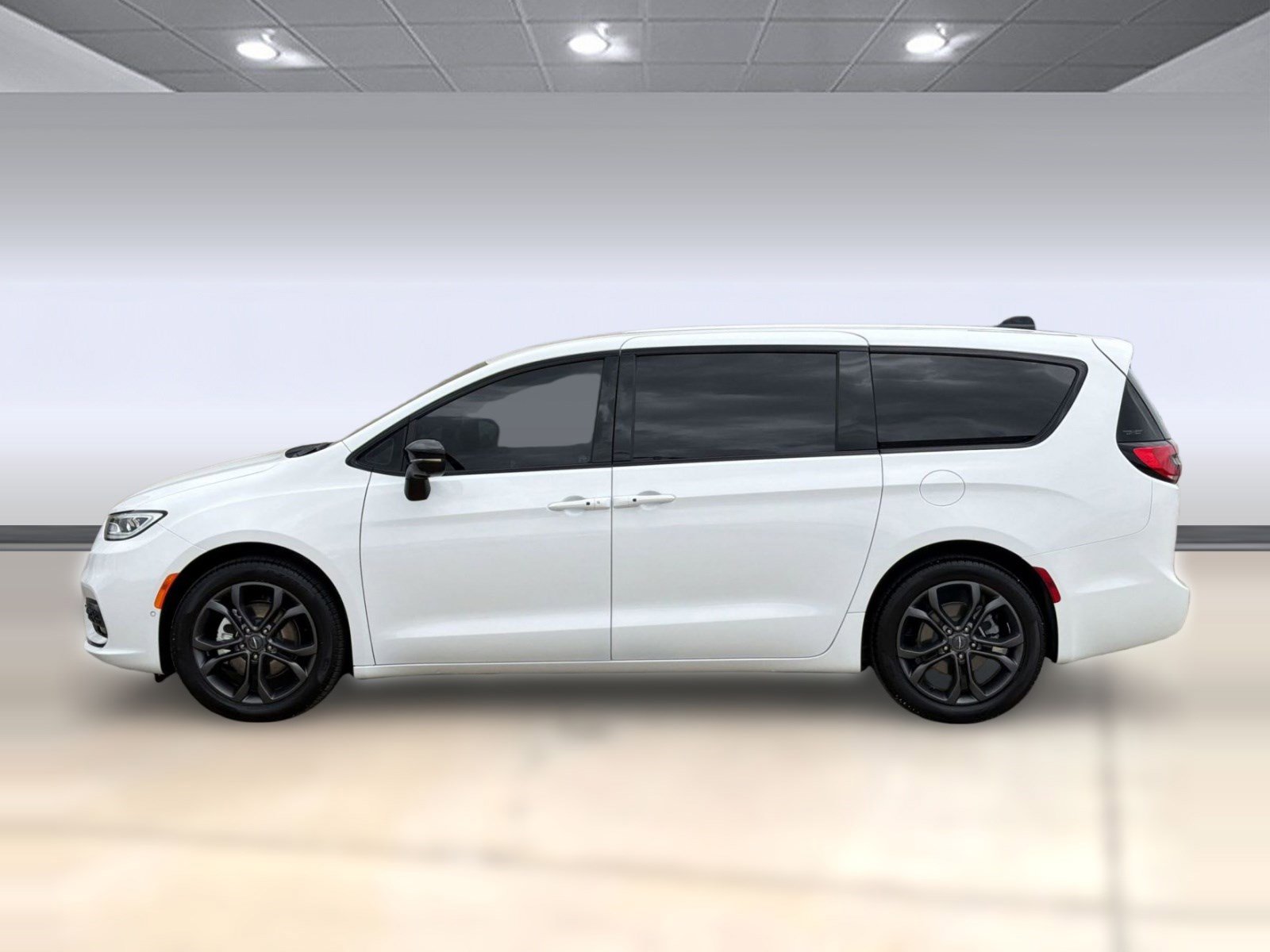 Used 2026 Chrysler Pacifica Select image 2