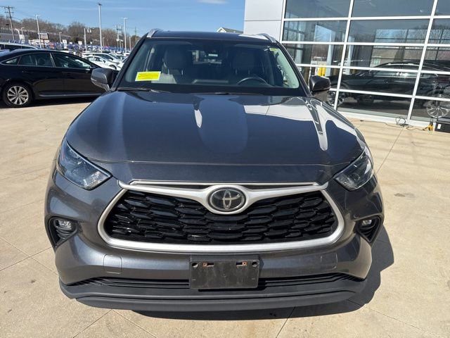 Used 2023 Toyota Highlander XLE AWD/4WD image 2