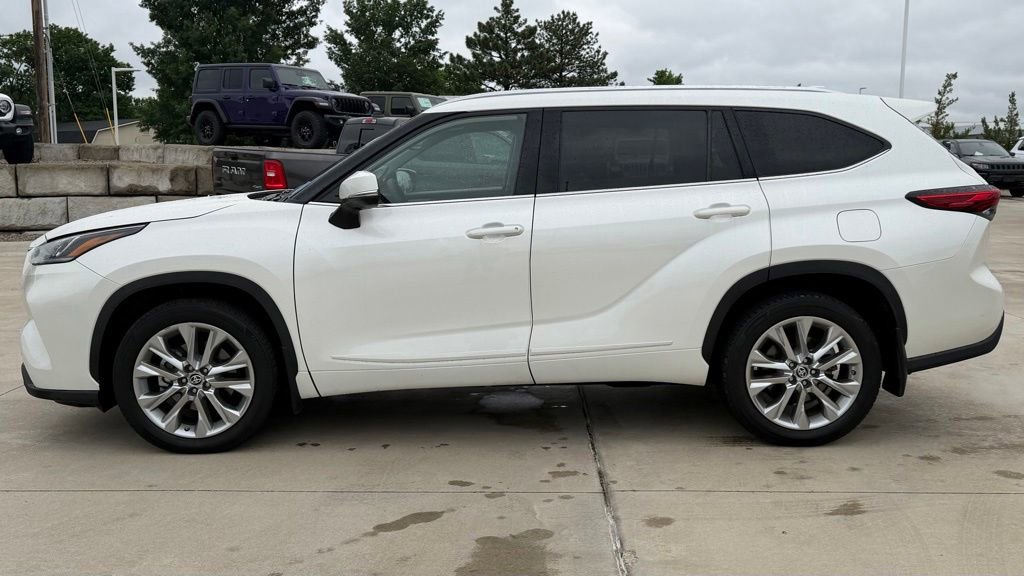 Used 2021 Toyota Highlander Limited AWD/4WD image 2