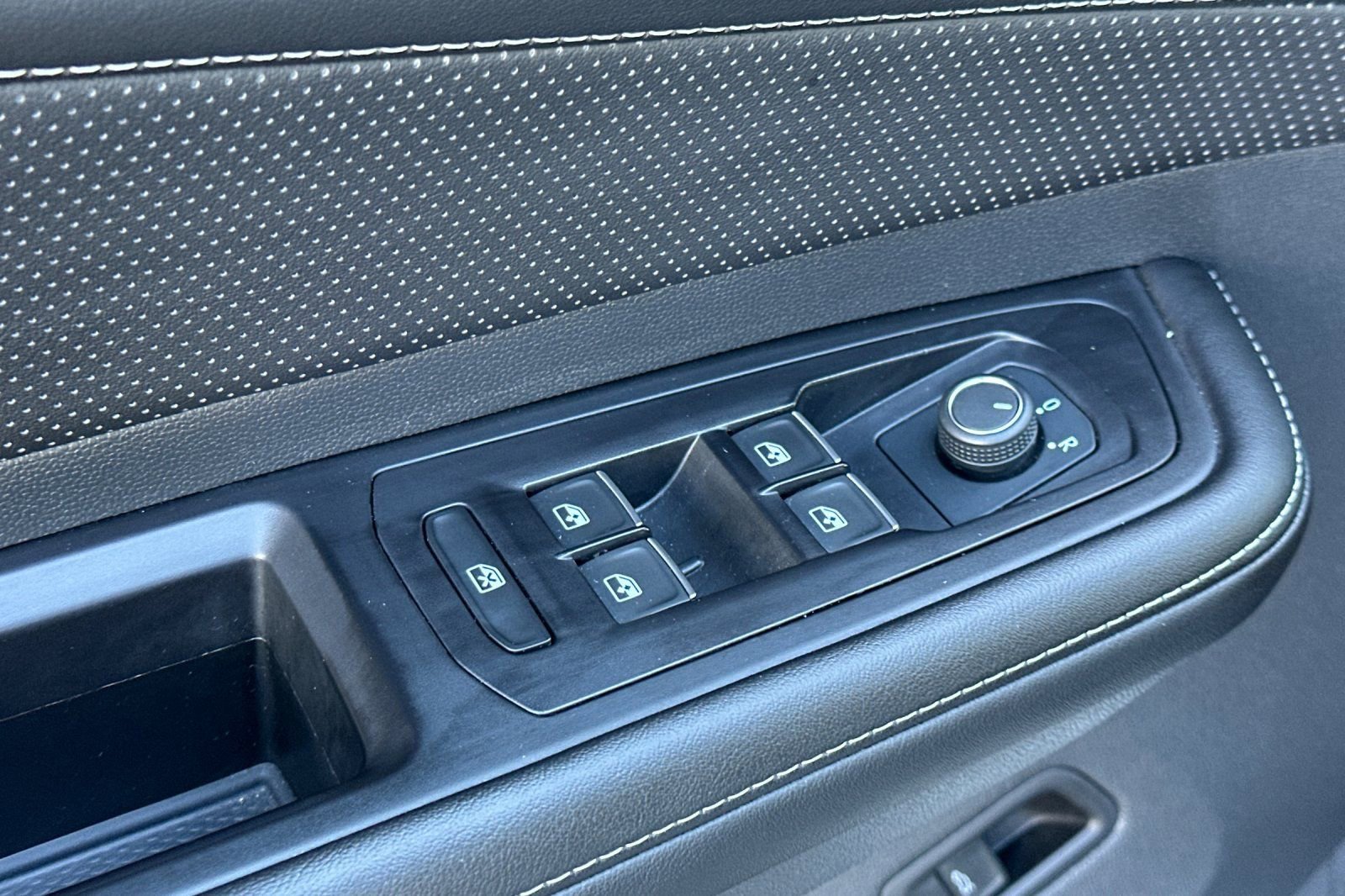 Used 2025 Volkswagen Atlas Cross Sport SE image 11