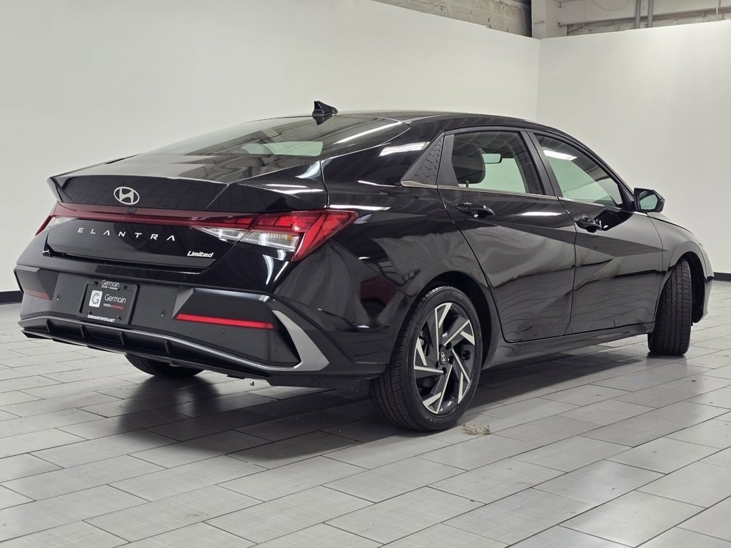 Used 2024 Hyundai Elantra Limited image 18