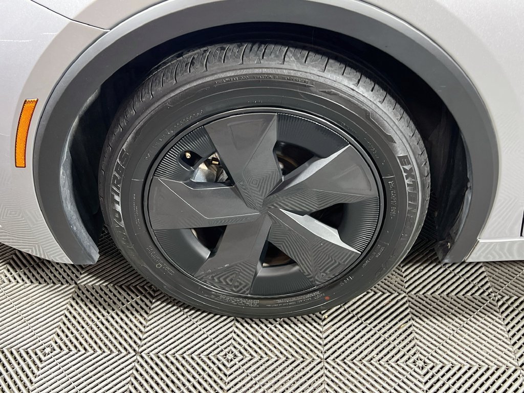 Certified 2025 Toyota Prius LE FWD image 27